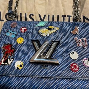 Authentic Louis Vuitton handbag previews, but in very good condition, sales fast